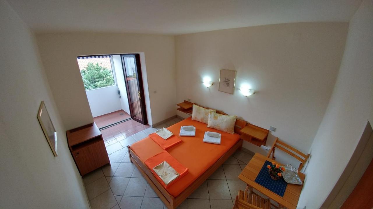 Apartments And Rooms Bova Baška Esterno foto